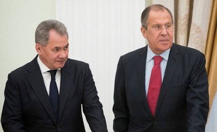 Siergiej Szojgu (L) i Siergiej Ławrow utrzymali stanowiska w rządzie