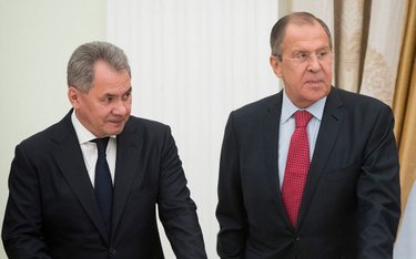 Siergiej Szojgu (L) i Siergiej Ławrow utrzymali stanowiska w rządzie