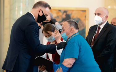 Prezydent Andrzej Duda wręcza medal Petrze Hrudzewyczowi
