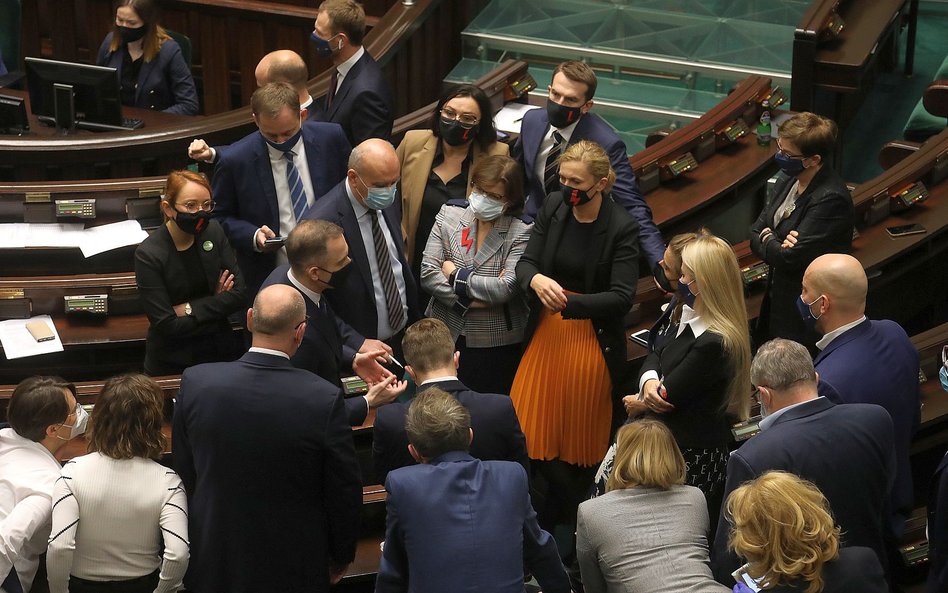 Głosowanie przeciwko środkom Unii Europejskiej zapowiada Solidarna Polska. PiS musi liczyć na głosy 