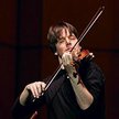 <Joshua Bell i jego słynne skrzypce stradivariusa z 1713 r.