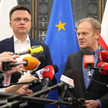 Przewodniczący PO Donald Tusk i marszałek Sejmu Szymon Hołownia podczas konferencji prasowej po spot