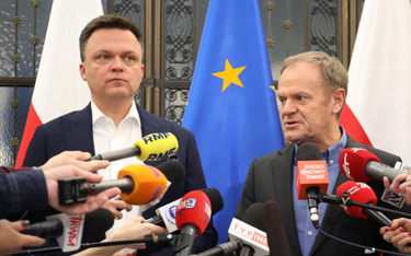 Przewodniczący PO Donald Tusk i marszałek Sejmu Szymon Hołownia podczas konferencji prasowej po spot