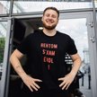 Alek, lat 21, barber. Wcześniej zarabiał w gastronomii. Jaki stosunek do pracy mieli wtedy jego rówi
