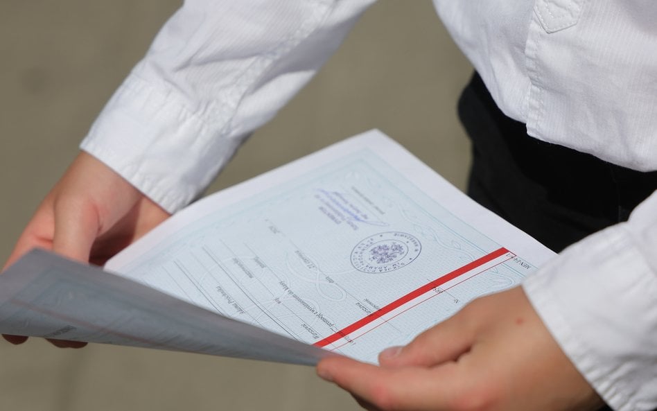 Sprawa dotyczyła uchwały stołecznych radnych z kwietnia 2021 r., która wprowadzała stypendia dla ucz