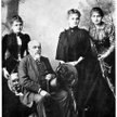 1886 rok. Maria Skłodowska (pierwsza z lewej) z ojcem Władysławem oraz siostrami Bronką i Helą.