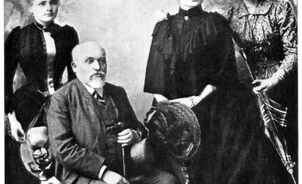 1886 rok. Maria Skłodowska (pierwsza z lewej) z ojcem Władysławem oraz siostrami Bronką i Helą.