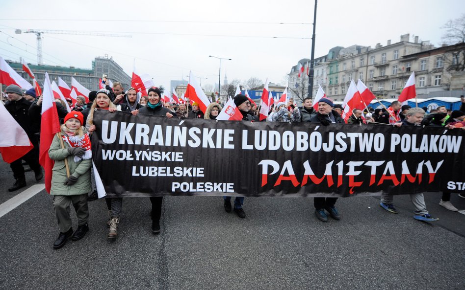 Transparent z hasłem „Ukraińskie ludobójstwo Polaków pamiętamy” na Marszu Niepodległości 2024