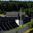 Farma fotowoltaiczna na polu we wsi Zalesie koło Żerczyc