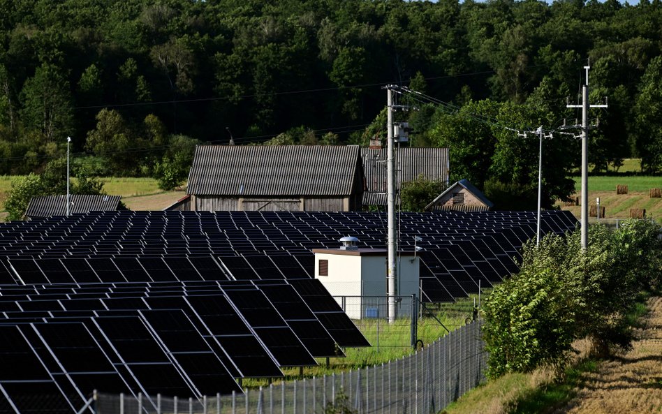 Farma fotowoltaiczna na polu we wsi Zalesie koło Żerczyc