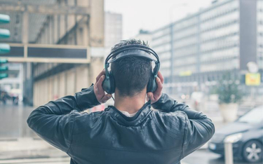 Na niebezpieczny hałas narażona jest zwłaszcza młodzież słuchająca muzyki przez słuchawki.