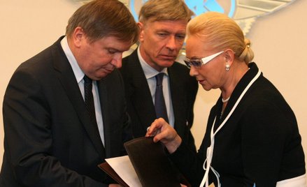 Nowe dowody poddają w wątpliwość tezy raportów komisji Jerzego Millera (z lewej), jak i rosyjskiego 