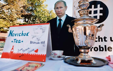 Przed ambasadą rosyjską w Berlinie figura Putina zaprasza na „Herbatkę Nowiczok”