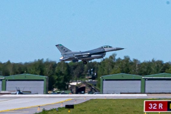 Samolot F-16 startuje z bazy lotniczej Szawle na Litwie