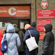 Kolejka przed referatem paszportowym Mazowieckiego Urzędu Wojewódzkiego przy ul. Kruczej w Warszawie