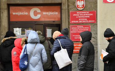Kolejka przed referatem paszportowym Mazowieckiego Urzędu Wojewódzkiego przy ul. Kruczej w Warszawie