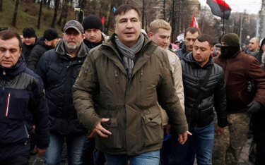 Dwa dni przed zatrzymaniem, 3 grudnia, Saakaszwili żąda obalenia Poroszenki. Maszeruje z nim w Kijow