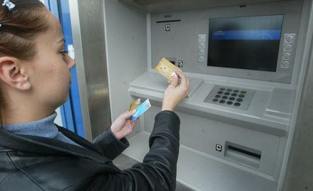 Po serii kradzieży zablokowano kilkadziesiąt kart płatniczych