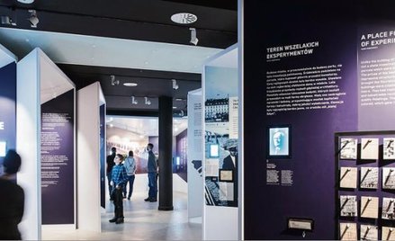 Multimedialne opowieści uzupełniają na wystawie artefakty i historie mówione.