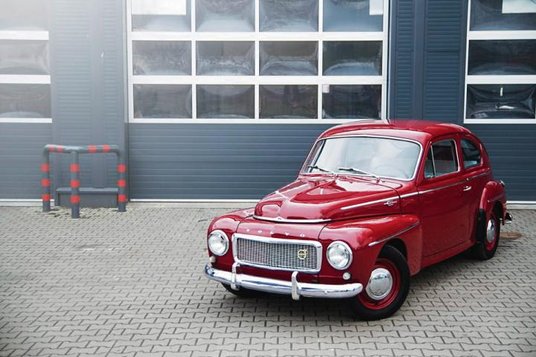 „Garbate” nadwozie typu fastback łatwo pomylić z tyłu z naszą Warszawą.