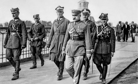 Przewrót majowy: Józef Piłsudski wraz z popierającymi go oficerami na Moście Poniatowskiego, w drodz