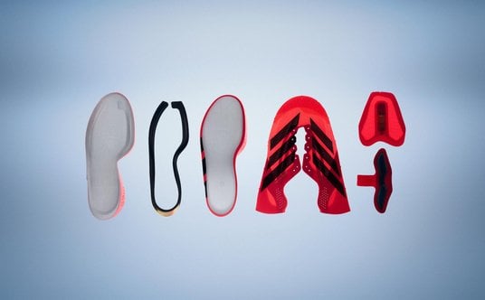 Elementy składowe buta Adidas Adios Pro 5. Druga od lewej widoczna karbonowa taśma wtopiona w piankę