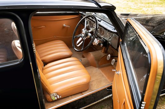 Obecnie piękne nadwozie Voisin jest wykończone w kolorze czarnym, a wnętrze z brązowej skóry obszyte