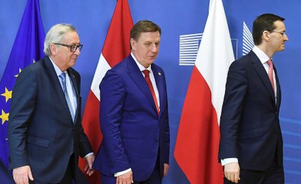 Przewodniczący KE Jean-Claude Juncker, premierzy Łotwy Maris Kucinskis i Polski Mateusz Morawiecki p