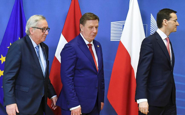 Przewodniczący KE Jean-Claude Juncker, premierzy Łotwy Maris Kucinskis i Polski Mateusz Morawiecki p