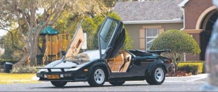 Najmocniejsza odmiana Countach LP 5000S z roku 1983. Specjalne spoilery pilnowały, aby ten superszyb