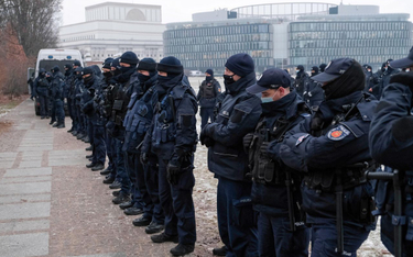Funkcjonariusze policji podczas obchodów miesięcznicy katastrofy smoleńskiej na pl. Piłsudskiego w W