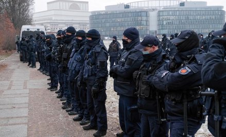 Funkcjonariusze policji podczas obchodów miesięcznicy katastrofy smoleńskiej na pl. Piłsudskiego w W