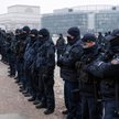 Funkcjonariusze policji podczas obchodów miesięcznicy katastrofy smoleńskiej na pl. Piłsudskiego w W
