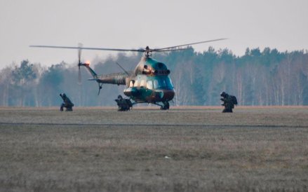 W szkoleniu biorą udział transportery opancerzone i śmigłowce