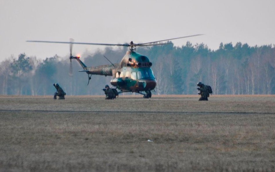 W szkoleniu biorą udział transportery opancerzone i śmigłowce