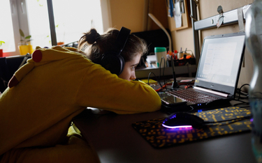 Nastolatek przed komputerem