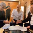 Historyczny kadr. Umowę podpisują Naftali Bennett (w środku), nacjonalista izraelski znany z antyara