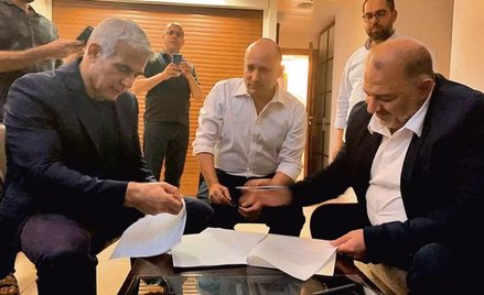 Historyczny kadr. Umowę podpisują Naftali Bennett (w środku), nacjonalista izraelski znany z antyara