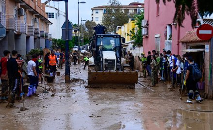 Powódź Hiszpanii: Władze wyślą z pomocą jeszcze więcej żołnierzy