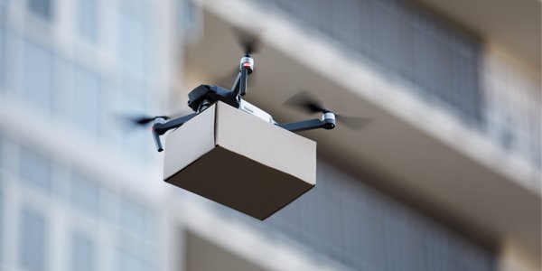 Kurier z paczką: bez AI, drona i robota ani rusz?