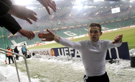 Maciej Rybus żegna się z kibicami po meczu 1/16 finału Ligi Europejskiej ze Sportingiem Lizbona