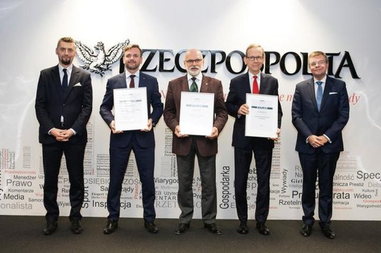 Najlepsze uczelnie ekonomiczne 2018. Od lewej: Andrzej Stec, redaktor naczelny „Parkietu” i zastępca