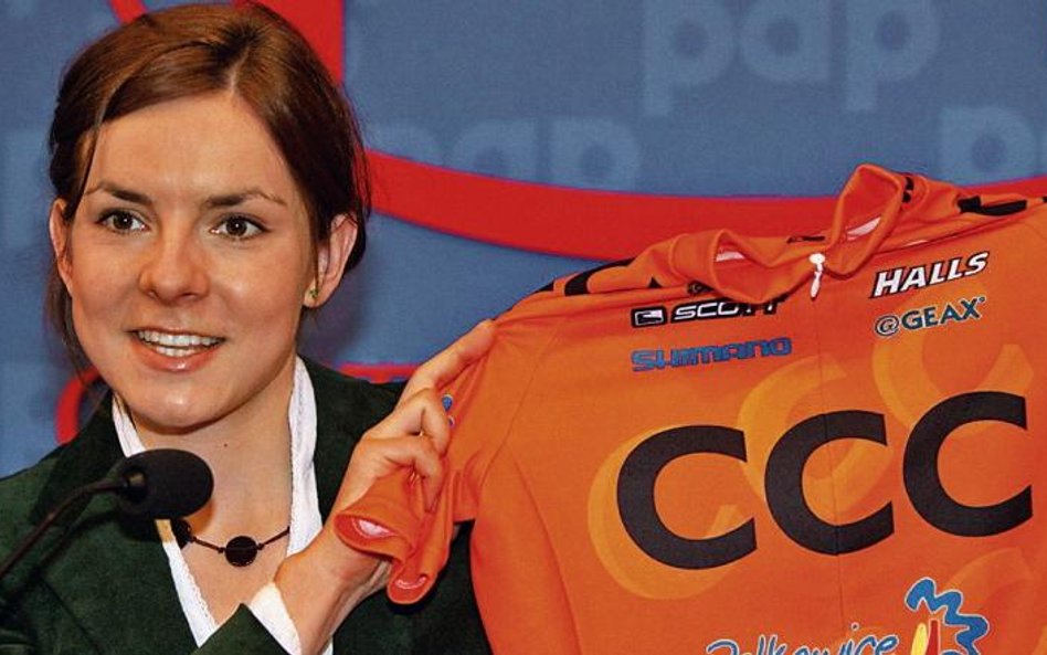 Maja Włoszczowska prezentuje koszulkę swojego nowego zespołu. Od barwy pomarańczowej blisko do złota