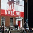 Dublin. Ogromny banner zachęcający do opowiedzenia się przeciwko traktatowi fiskalnemu. Po prawej st