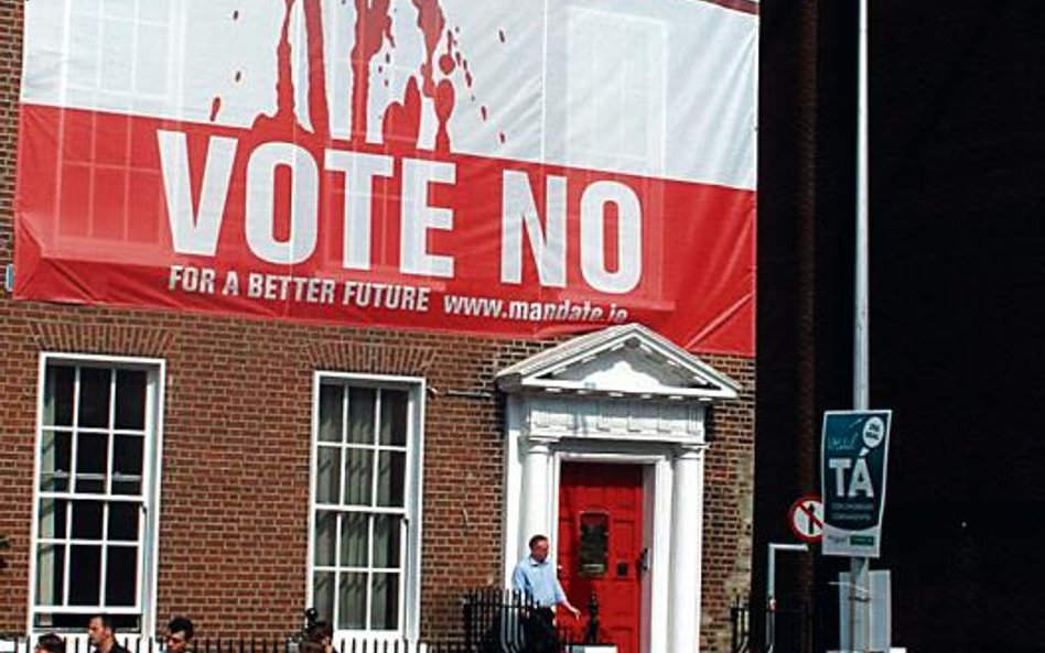 Dublin. Ogromny banner zachęcający do opowiedzenia się przeciwko traktatowi fiskalnemu. Po prawej st