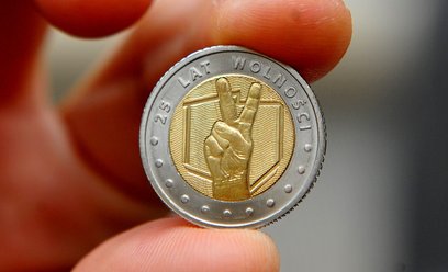 Pierwsza okolicznościowa pięciozłotowa moneta w standardzie obiegowym – „25 lat wolności”. Moneta za