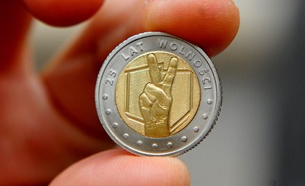 Pierwsza okolicznościowa pięciozłotowa moneta w standardzie obiegowym – „25 lat wolności”. Moneta za