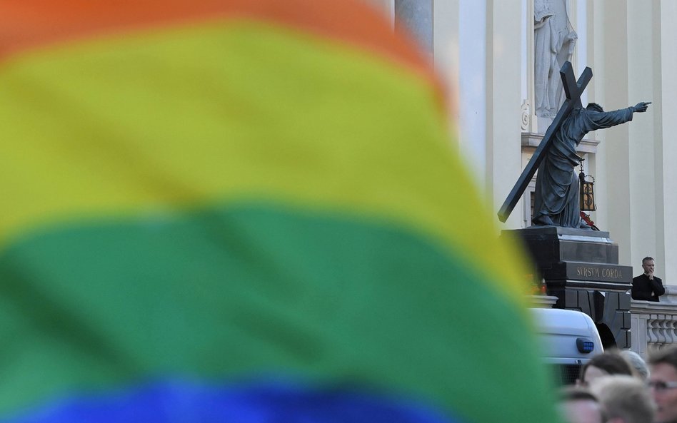 Zniesienie kary więzienia za obrazę uczuć religijnych najchętniej popierają mieszkańcy największych 