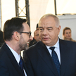 Wicepremier, minister aktywów państwowych Jacek Sasin (P) oraz prezes PKN Orlen Daniel Obajtek (L) w