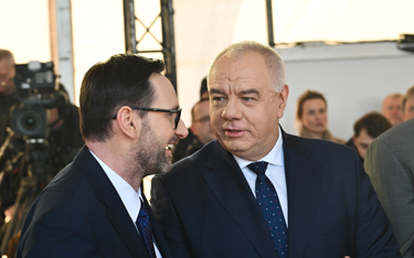 Wicepremier, minister aktywów państwowych Jacek Sasin (P) oraz prezes PKN Orlen Daniel Obajtek (L) w